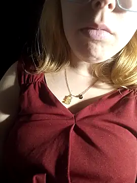 Snapshot of kitsuneniki chatting on 03/18/26, 10:57 kitsuneniki online show from 03/18/26, 10:57