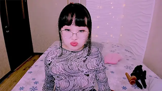 Akiko Yun online show from 02/04/26, 11:38