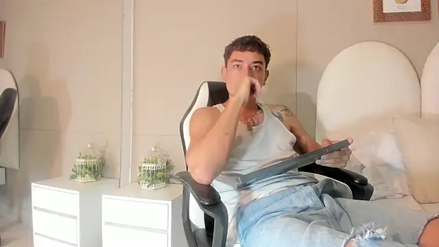 Snapshot of Thiago_2003_ chatting on 03/24/26, 07:30 Thiago 2003 online show from 03/24/26, 07:30