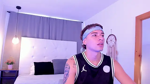 Snapshot of Thiago_2003_ chatting on 04/02/26, 01:31 Thiago 2003 online show from 04/02/26, 01:31