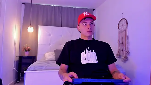 Snapshot of Thiago_2003_ chatting on 04/06/26, 12:17 Thiago 2003 online show from 04/06/26, 12:17