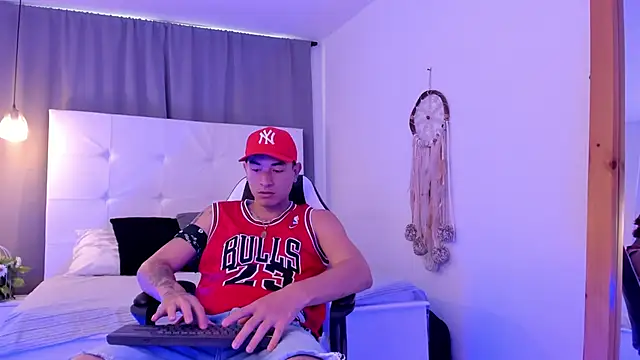 Snapshot of Thiago_2003_ chatting on 04/08/26, 12:27 Thiago 2003 online show from 04/08/26, 12:27