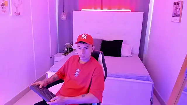 Snapshot of Thiago_2003_ chatting on 04/12/26, 01:27 Thiago 2003 online show from 04/12/26, 01:27