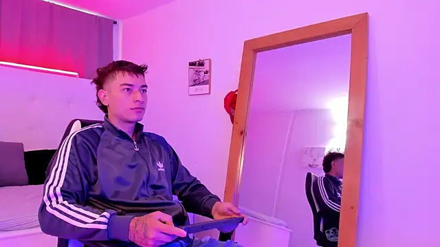 Snapshot of Thiago_2003_ chatting on 04/13/26, 12:10 Thiago 2003 online show from 04/13/26, 12:10