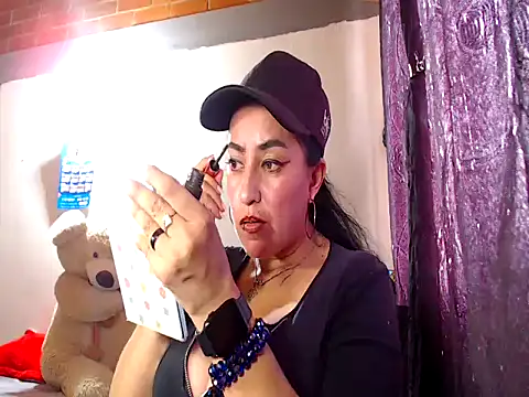 Snapshot of Alexandrina chatting on 10/24/25, 04:14 Alexandrina online show from 10/24/25, 04:14