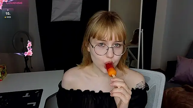 Snapshot of TheaQuill chatting on 03/30/26, 01:45 TheaQuill online show from 03/30/26, 01:45