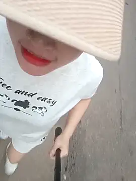 Snapshot of Simmory chatting on 04/10/26, 10:53 Simmory online show from 04/10/26, 10:53