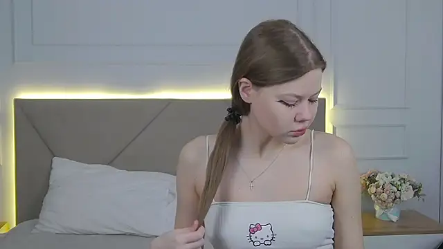 Snapshot of Sophie_Rays chatting on 03/19/26, 04:16 Sophie Rays online show from 03/19/26, 04:16