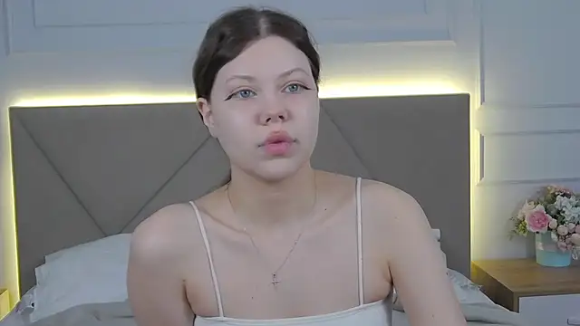 Snapshot of Sophie_Rays chatting on 04/12/26, 04:06 Sophie Rays online show from 04/12/26, 04:06