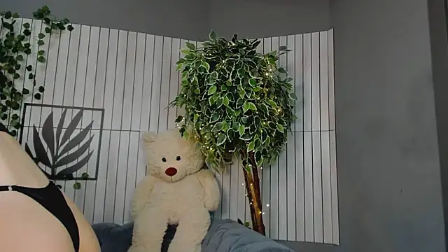 MilaLewi online show from 04/15/26, 01:34