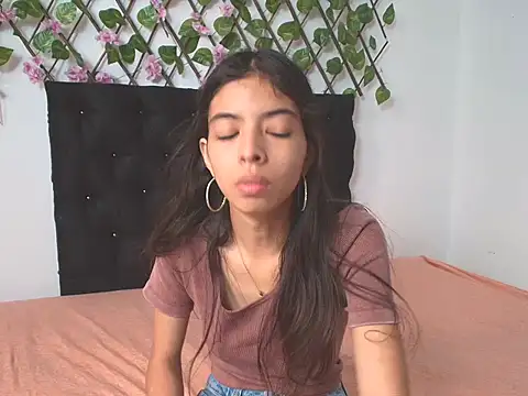 Snapshot of Sweet_Scarlett_ chatting on 04/14/26, 02:01 Sweet Scarlett online show from 04/14/26, 02:01