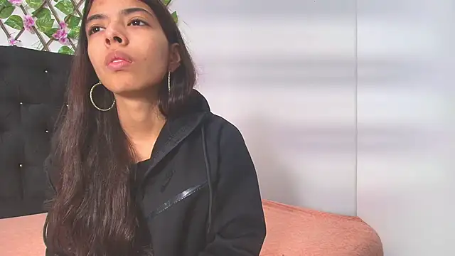 Snapshot of Sweet_Scarlett_ chatting on 04/15/26, 02:02 Sweet Scarlett online show from 04/15/26, 02:02