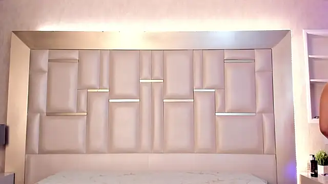 Snapshot of Alma_Monclair_ chatting on 04/15/26, 07:43 Alma Monclair online show from 04/15/26, 07:43