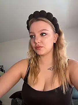 Snapshot of bettyloveu chatting on 03/18/26, 04:15 bettyloveu online show from 03/18/26, 04:15