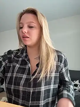 Snapshot of bettyloveu chatting on 04/08/26, 04:23 bettyloveu online show from 04/08/26, 04:23