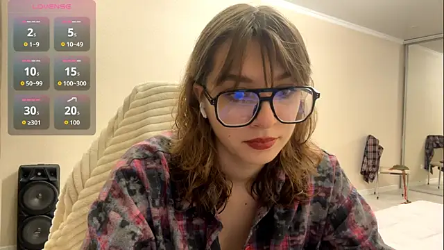 Snapshot of Olivia_132 chatting on 03/27/26, 05:23 Olivia 132 online show from 03/27/26, 05:23