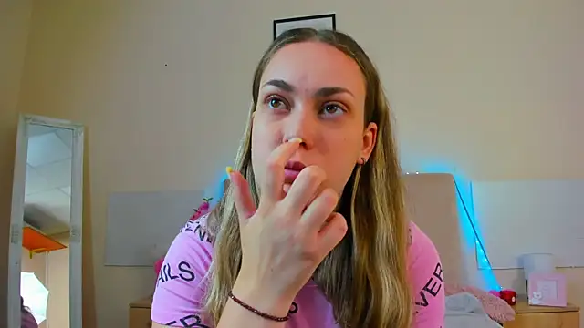 Snapshot of MelanieCuty chatting on 07/09/26, 05:33 MelanieCuty online show from 07/09/26, 05:33