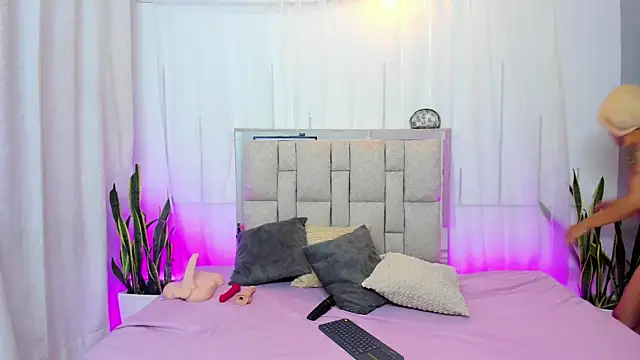 Cherry Scarlet  online show from 05/22/26, 11:32