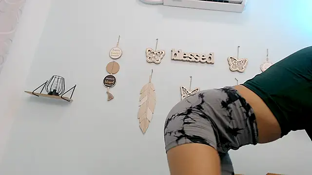 hotlatinaluna23 online show from 05/27/26, 02:25