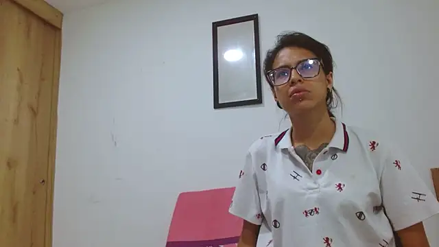 Emily Lopera online show from 06/09/26, 12:44