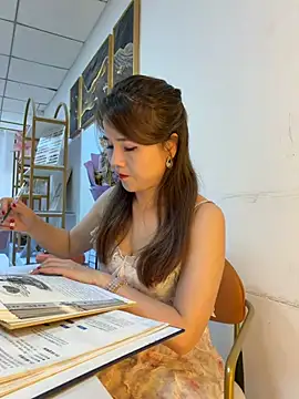 Snapshot of Xiaoxiao-y chatting on 04/14/26, 09:37 Xiaoxiao-y online show from 04/14/26, 09:37