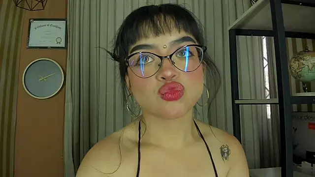 Snapshot of Mini_Rouse chatting on 04/04/26, 12:13 Mini Rouse online show from 04/04/26, 12:13