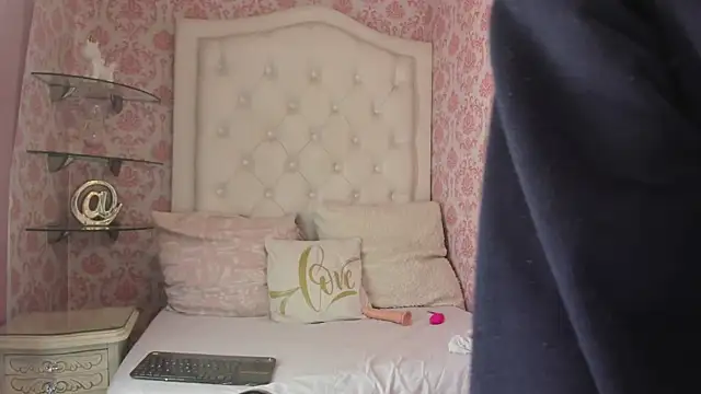 Snapshot of Mini_Rouse chatting on 04/10/26, 12:10 Mini Rouse online show from 04/10/26, 12:10