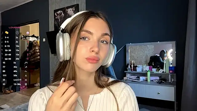 Snapshot of Veluxe chatting on 03/28/26, 03:11 Veluxe online show from 03/28/26, 03:11