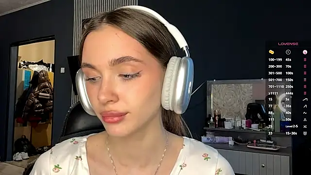 Snapshot of Veluxe chatting on 03/31/26, 03:12 Veluxe online show from 03/31/26, 03:12