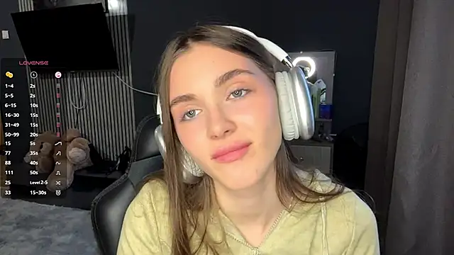 Snapshot of Veluxe chatting on 04/05/26, 03:09 Veluxe online show from 04/05/26, 03:09