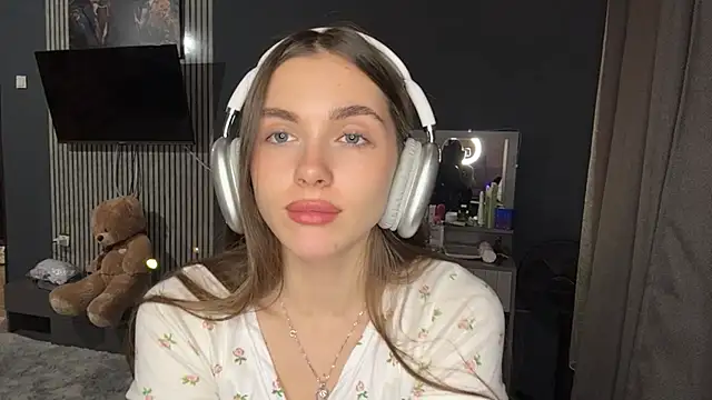 Snapshot of Veluxe chatting on 04/06/26, 04:19 Veluxe online show from 04/06/26, 04:19