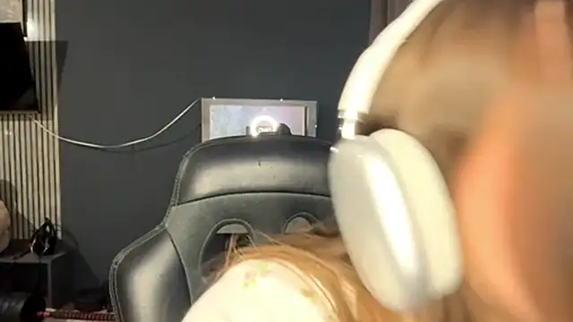 Snapshot of Veluxe chatting on 04/07/26, 03:01 Veluxe online show from 04/07/26, 03:01