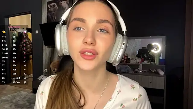 Snapshot of Veluxe chatting on 04/08/26, 03:01 Veluxe online show from 04/08/26, 03:01