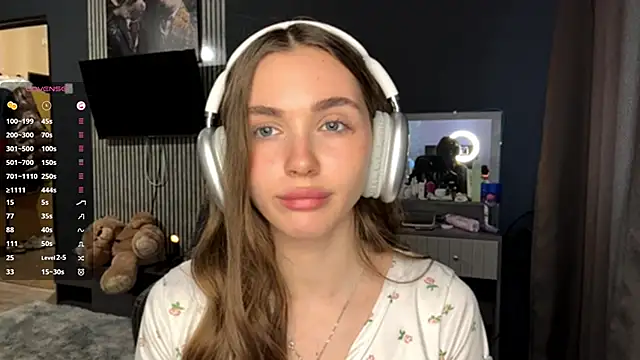 Snapshot of Veluxe chatting on 04/11/26, 03:05 Veluxe online show from 04/11/26, 03:05