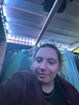 Snapshot of curvyneon chatting on 04/16/26, 05:47 curvyneon online show from 04/16/26, 05:47