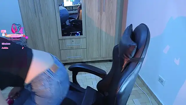 Snapshot of baby_lee chatting on 04/13/26, 02:11 baby lee online show from 04/13/26, 02:11