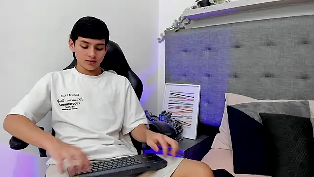 Andrew restrepoo online show from 03/19/26, 02:54