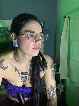 Snapshot of Tatii1 chatting on 04/15/26, 11:27 Tatii1 online show from 04/15/26, 11:27