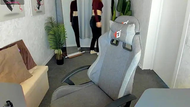 Snapshot of Lori_Bllossom chatting on 04/16/26, 01:06 Lori Bllossom online show from 04/16/26, 01:06