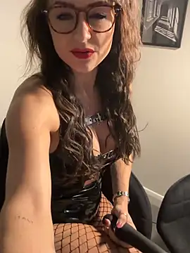 Snapshot of skarletthorne chatting on 04/04/26, 11:02 skarletthorne online show from 04/04/26, 11:02