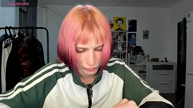 sweet peach    online show from 04/15/26, 06:15