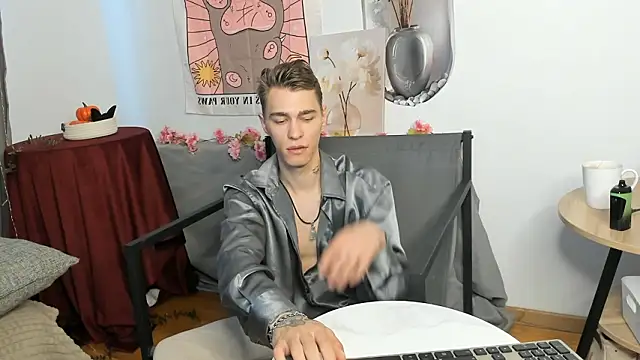 Snapshot of Shadow_blink chatting on 03/25/26, 12:11 Shadow blink online show from 03/25/26, 12:11