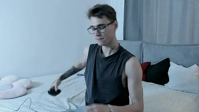 Snapshot of Shadow_blink chatting on 04/02/26, 01:09 Shadow blink online show from 04/02/26, 01:09