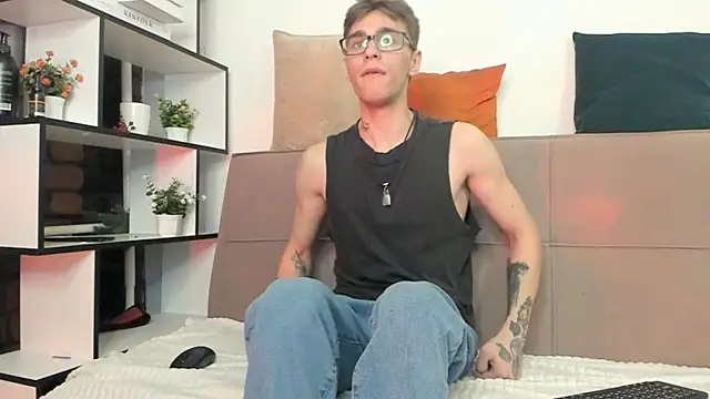 Snapshot of Shadow_blink chatting on 04/14/26, 03:40 Shadow blink online show from 04/14/26, 03:40