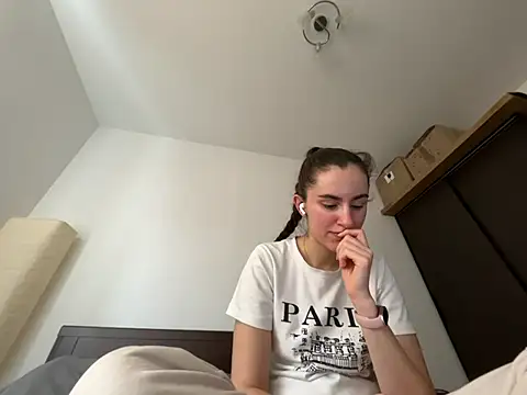 Snapshot of starlight_mo chatting on 03/27/26, 01:44 starlight mo online show from 03/27/26, 01:44