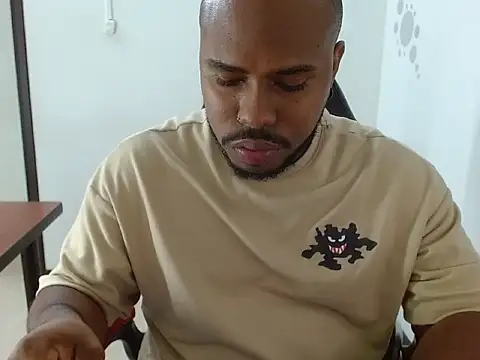 Snapshot of Alessandro_Hamed chatting on 04/01/26, 01:52 Alessandro Hamed online show from 04/01/26, 01:52