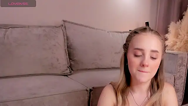 Snapshot of AmilyMoore chatting on 03/31/26, 01:44 AmilyMoore online show from 03/31/26, 01:44