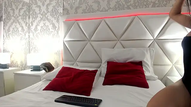 Snapshot of AlexaGiraud chatting on 04/07/26, 12:16 AlexaGiraud online show from 04/07/26, 12:16