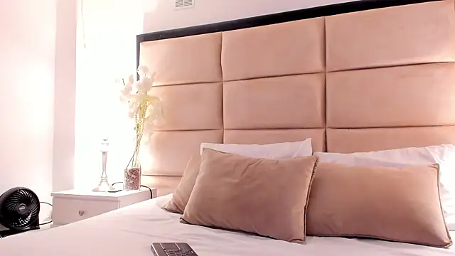 Snapshot of AlexaGiraud chatting on 04/11/26, 12:20 AlexaGiraud online show from 04/11/26, 12:20