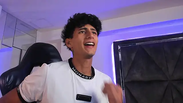 Snapshot of MaxiimoRomano_ chatting on 03/24/26, 12:32 MaxiimoRomano online show from 03/24/26, 12:32